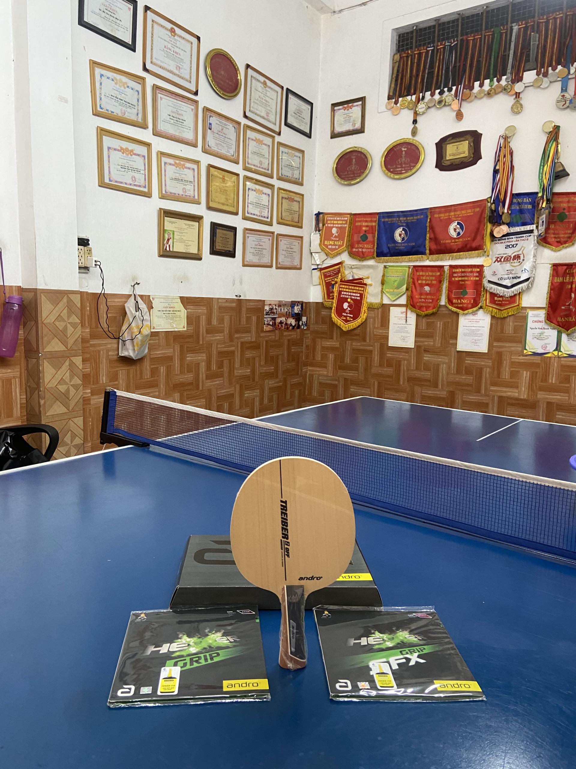 Combo cốt vợt Andro Treiber Z kết hợp Andro Hexer Grip và Andro Hexer Grip SFX